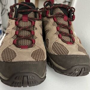 Merrell Women’s Yokota 2 Comfortable Firm Hiking Shoes. SIZE 8